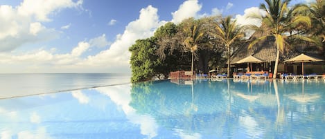 2 albercas al aire libre, sombrillas en la alberca y camastros