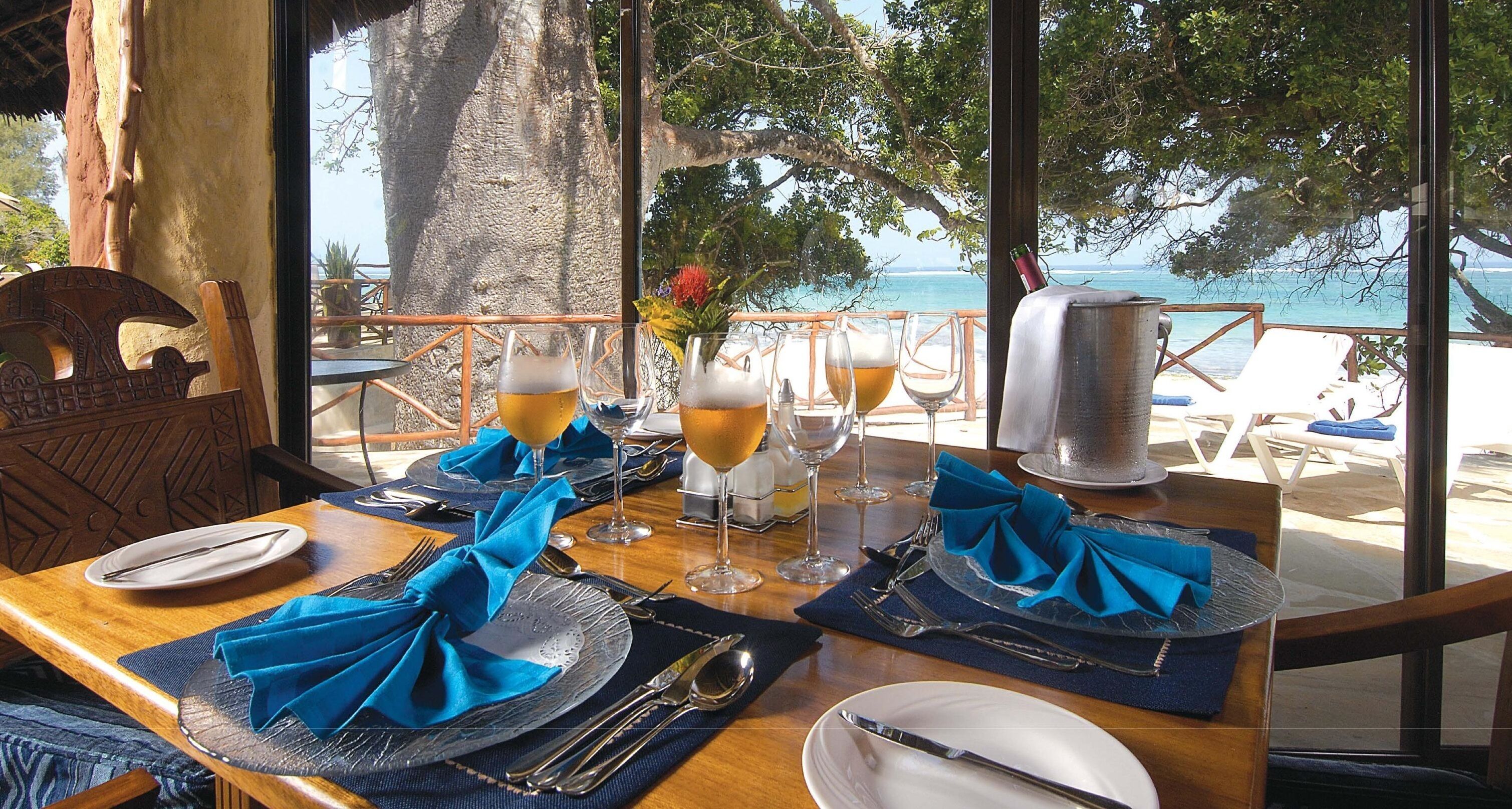 5 restauranter; serverer morgenmad, frokost og internationale retter