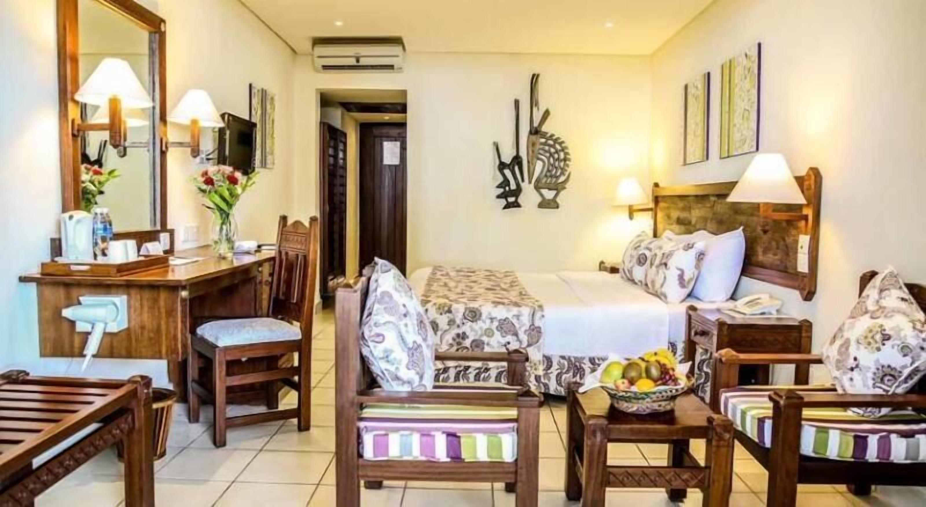 Safe på rommet, skrivebord og blendingsgardiner