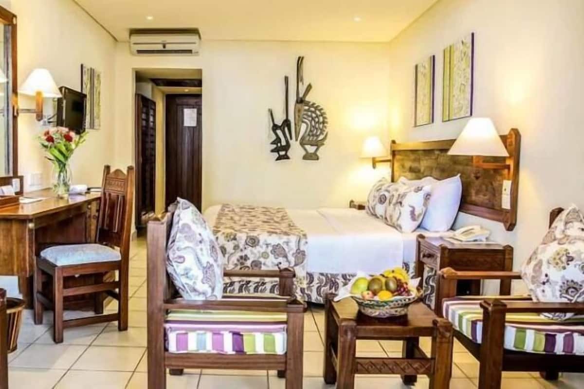 Cofres nos quartos, escrivaninha, cortinas blackout