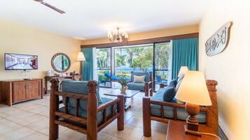 Junior suite, niet-roken, uitzicht op oceaan | Een kluis op de kamer, een bureau, verduisterende gordijnen