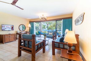 Suite junior, no fumadores, vistas al mar | Caja fuerte, escritorio, cortinas opacas y camas supletorias