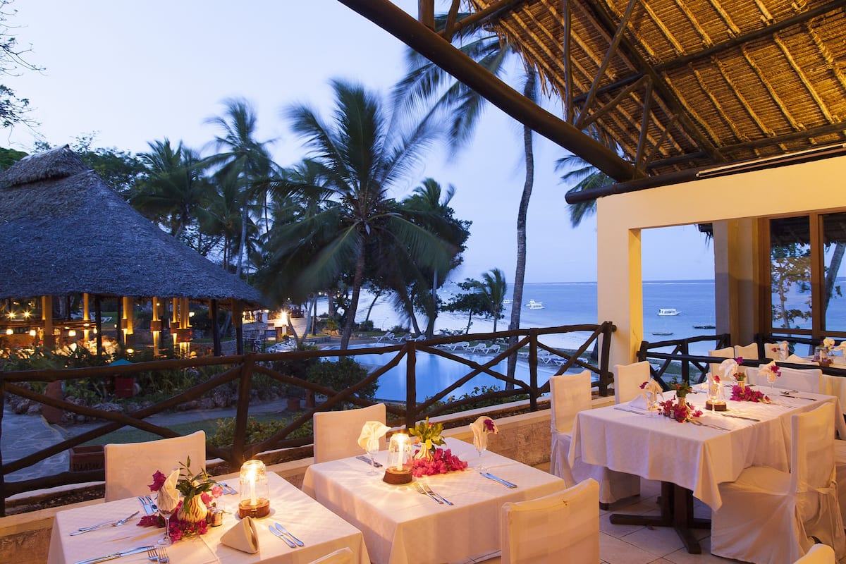 5 restaurants, breakfast, lunch, dinner served; international cuisine