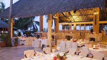 5 restaurants, breakfast, lunch, dinner served; international cuisine
