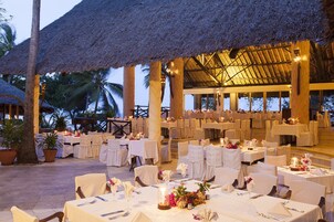 5 restaurantes; se sirven desayunos, almuerzos y cocina internacional 