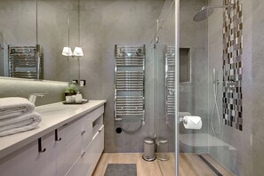 Douche, séchoir à cheveux, pantoufles, serviettes fournies
