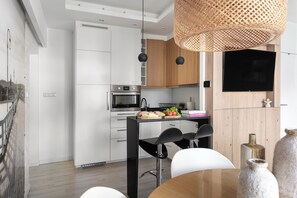 Réfrigérateur, micro-ondes, plaque de cuisson, lave-vaisselle
