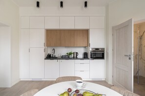 Deluxe Studio Suite | Private kitchenette | Fridge, microwave, stovetop, dishwasher - Lion Apartments - Nemo (Sopot)