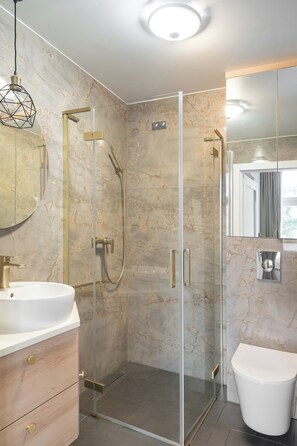 Suite estudio Deluxe | Baño | Regadera, secadora de cabello, pantuflas, toallas 