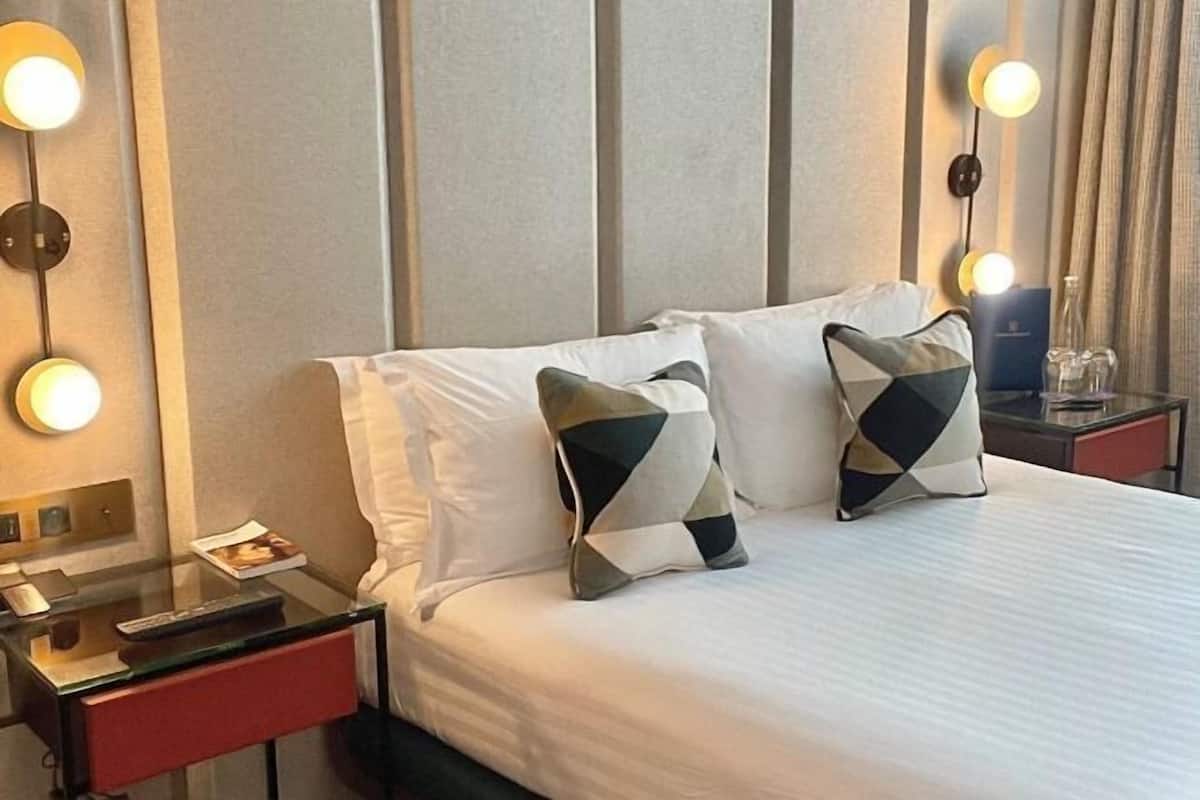 6 bedrooms, premium bedding, minibar, in-room safe