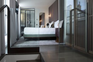 Deluxe Double Room, 1 Queen Bed | 6 bedrooms, premium bedding, minibar, in-room safe - Maison Breguet (Paris)