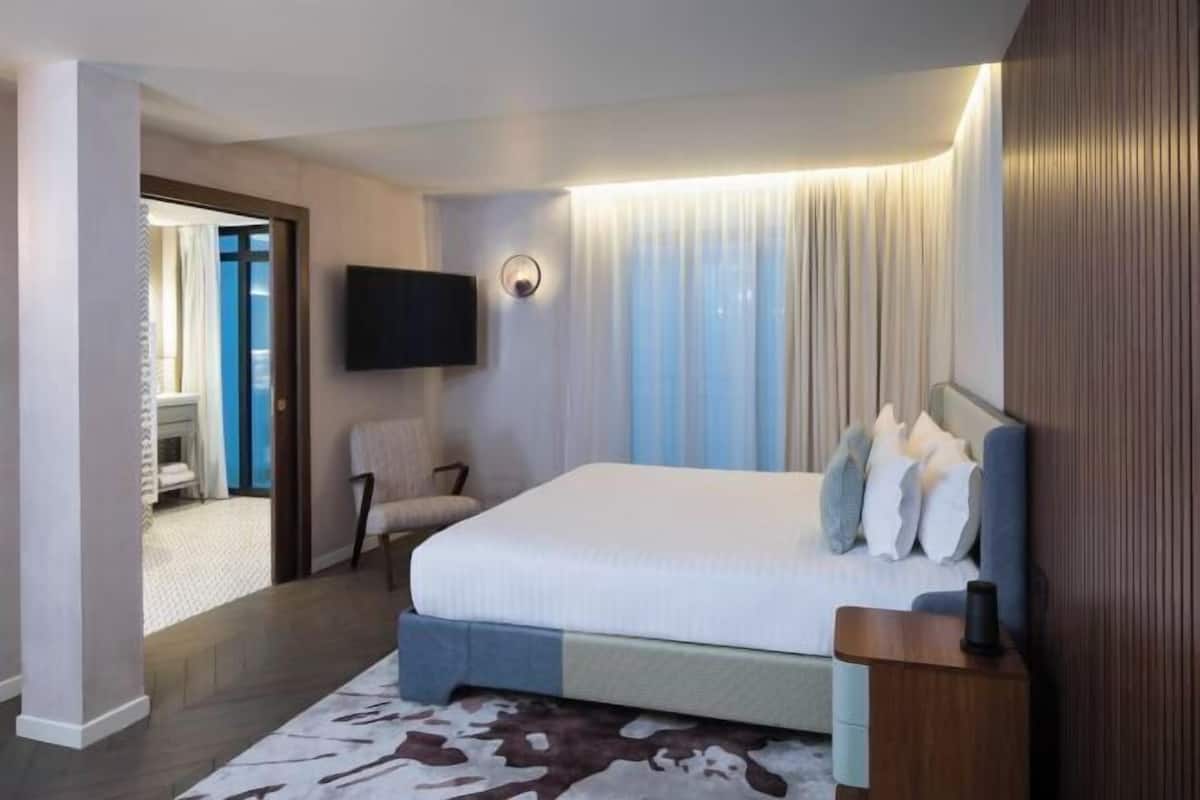 6 bedrooms, premium bedding, minibar, in-room safe