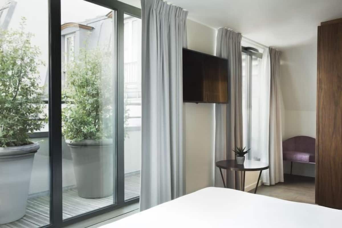 6 bedrooms, premium bedding, minibar, in-room safe