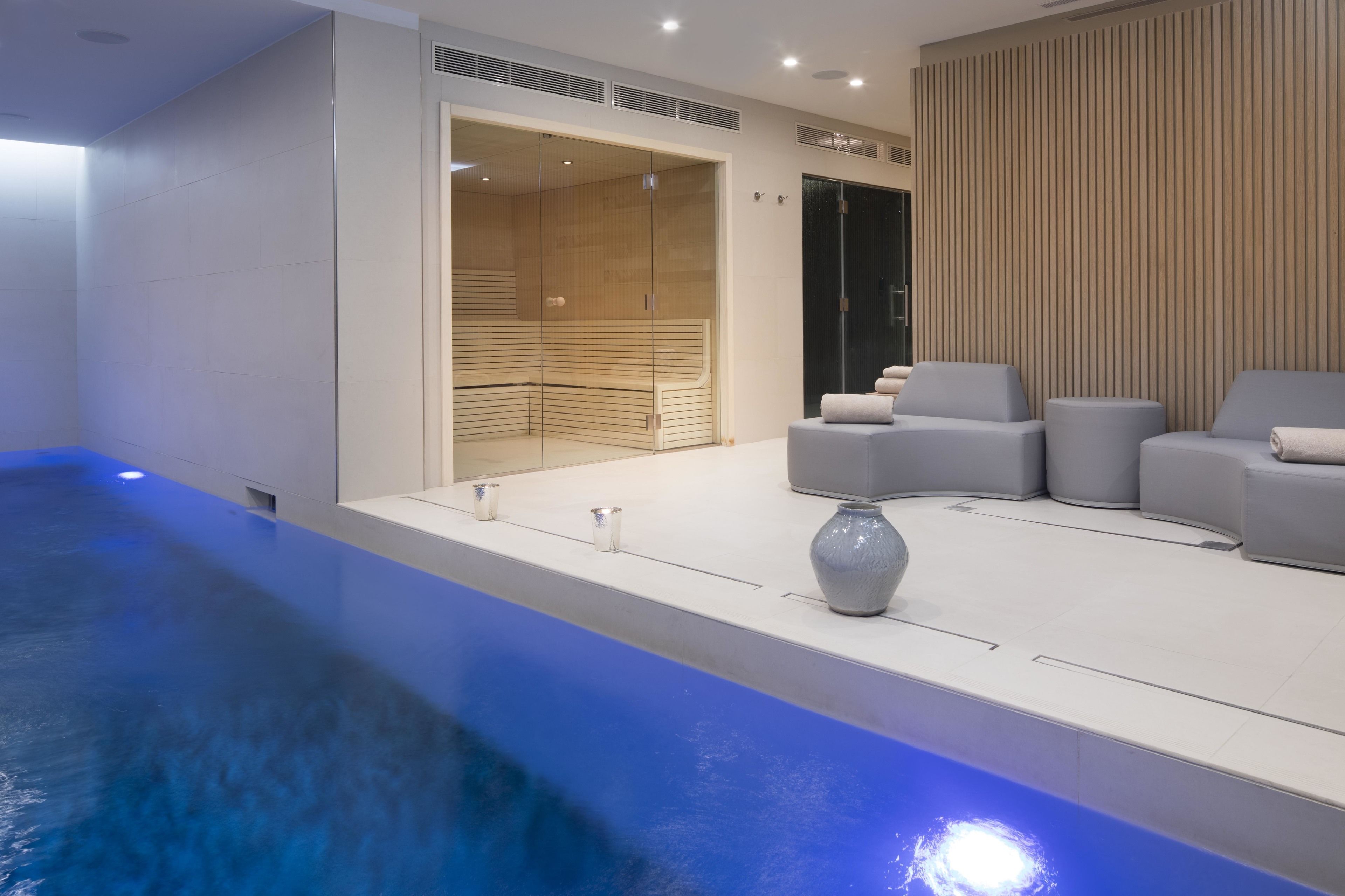 Una piscina cubierta (de 07:00 a 22:00), tumbonas