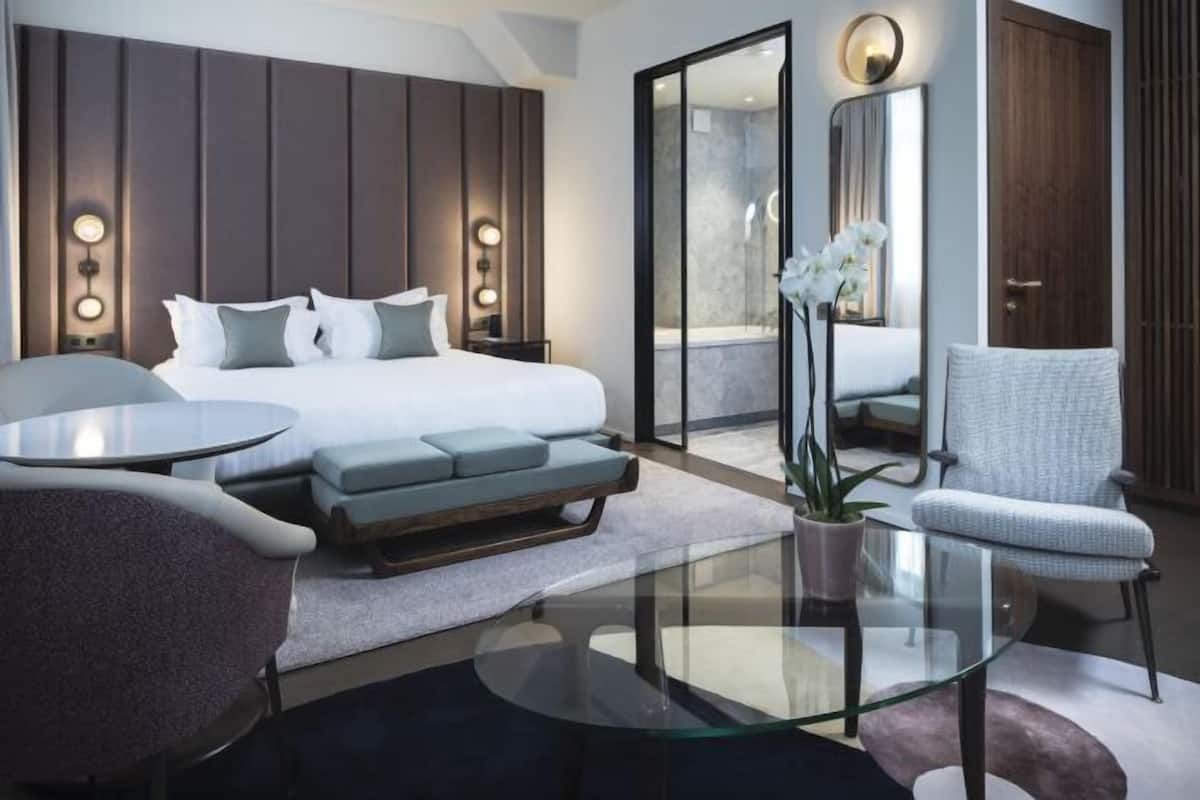 6 bedrooms, premium bedding, minibar, in-room safe