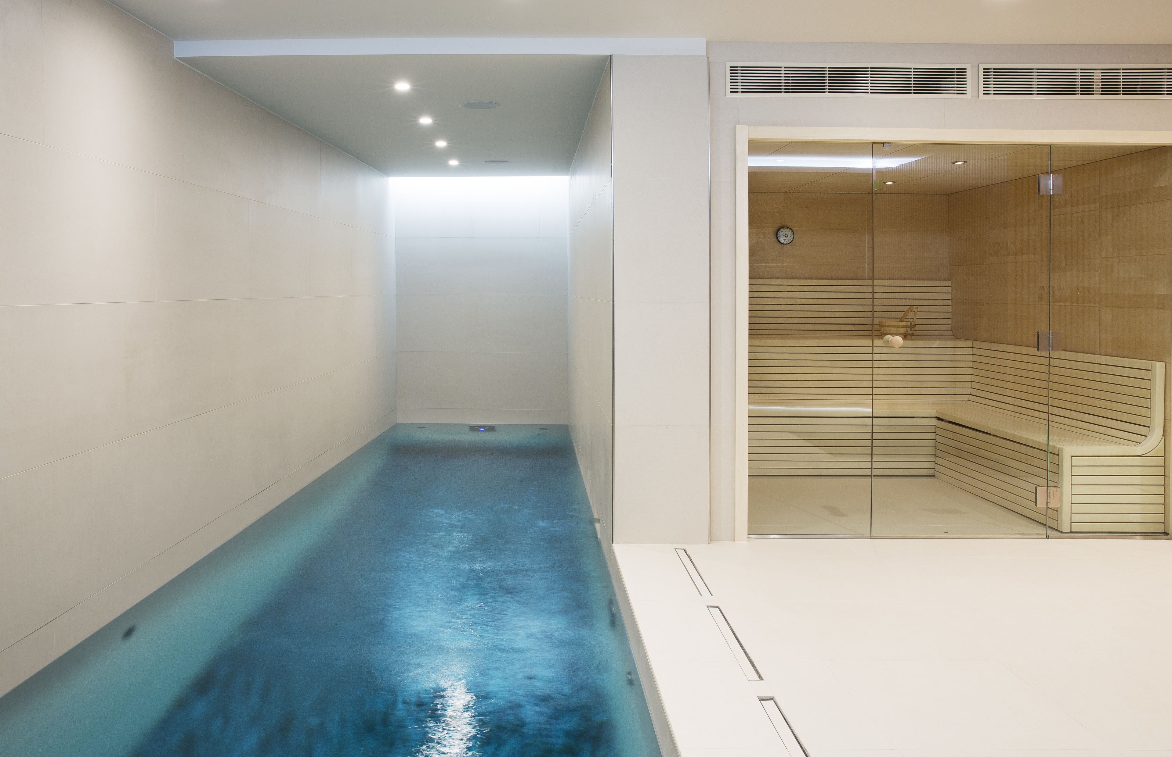 Piscine couverte, accès possible de 07 h 00 à 22 h 00, chaises longues 