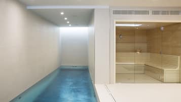 Piscine couverte, accès possible de 07 h 00 à 22 h 00, chaises longues