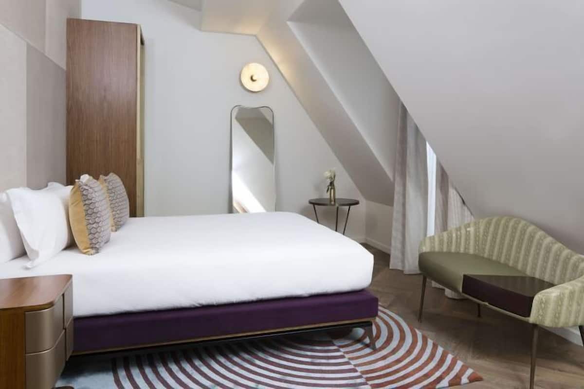6 bedrooms, premium bedding, minibar, in-room safe