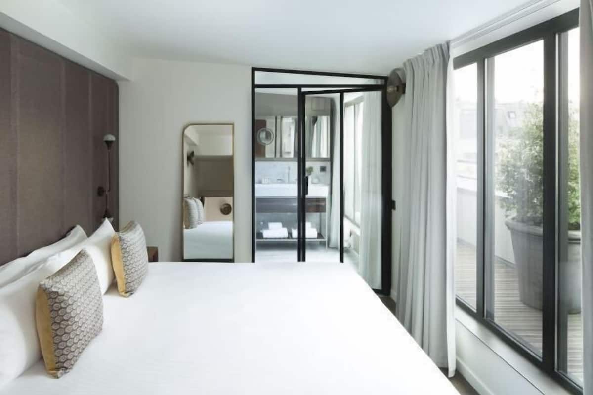 6 bedrooms, premium bedding, minibar, in-room safe