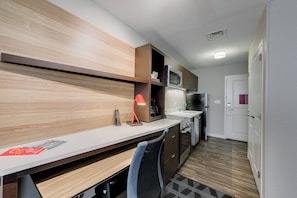 Suite, 1 habitación | Caja fuerte, escritorio, espacio para trabajar con un portátil