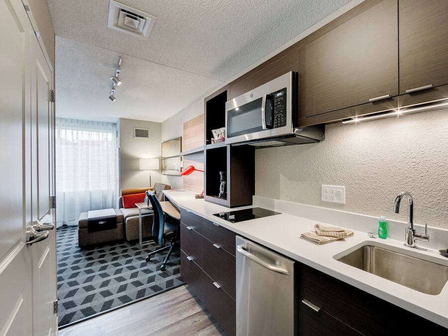 Coffee/tea maker, full-sized fridge, microwave, oven