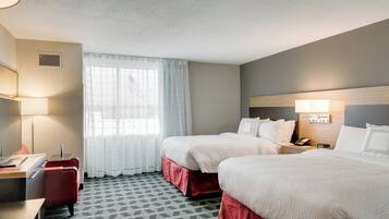 Cofres nos quartos, escrivaninha, espaço de trabalho para notebook