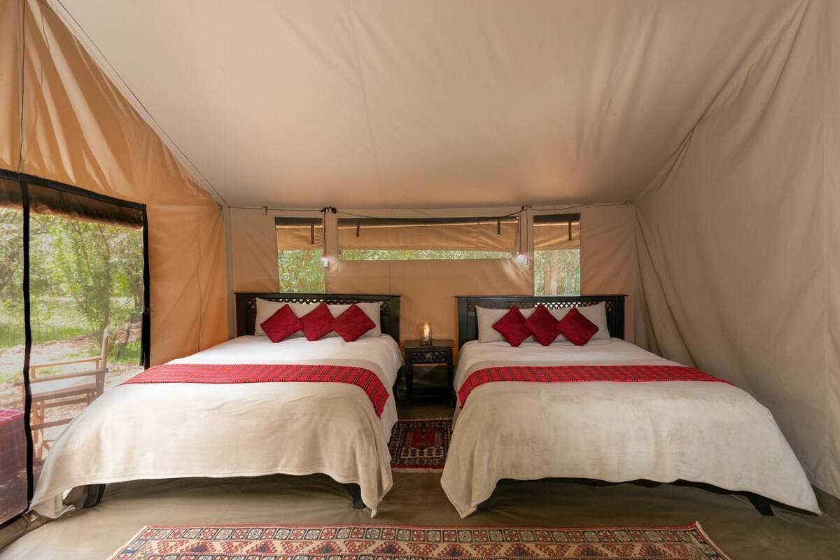 Caja de seguridad en la habitación, escritorio y ropa de cama