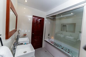Suíte luxo, 1 cama King, banheira de hidromassagem | Banheiro | Chuveiro, chuveiro com efeito de chuva, produtos de toalete grátis