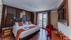 华丽套房, 1 张特大床, 按摩浴缸 | 羽绒被、Select Comfort 床、迷你吧、客房内保险箱