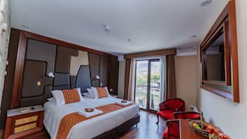 Suite Deluxe, 1 trĂšs grand lit, baignoire Ă jets | Couette en duvet d'oie, matelas Select Comfort, minibar