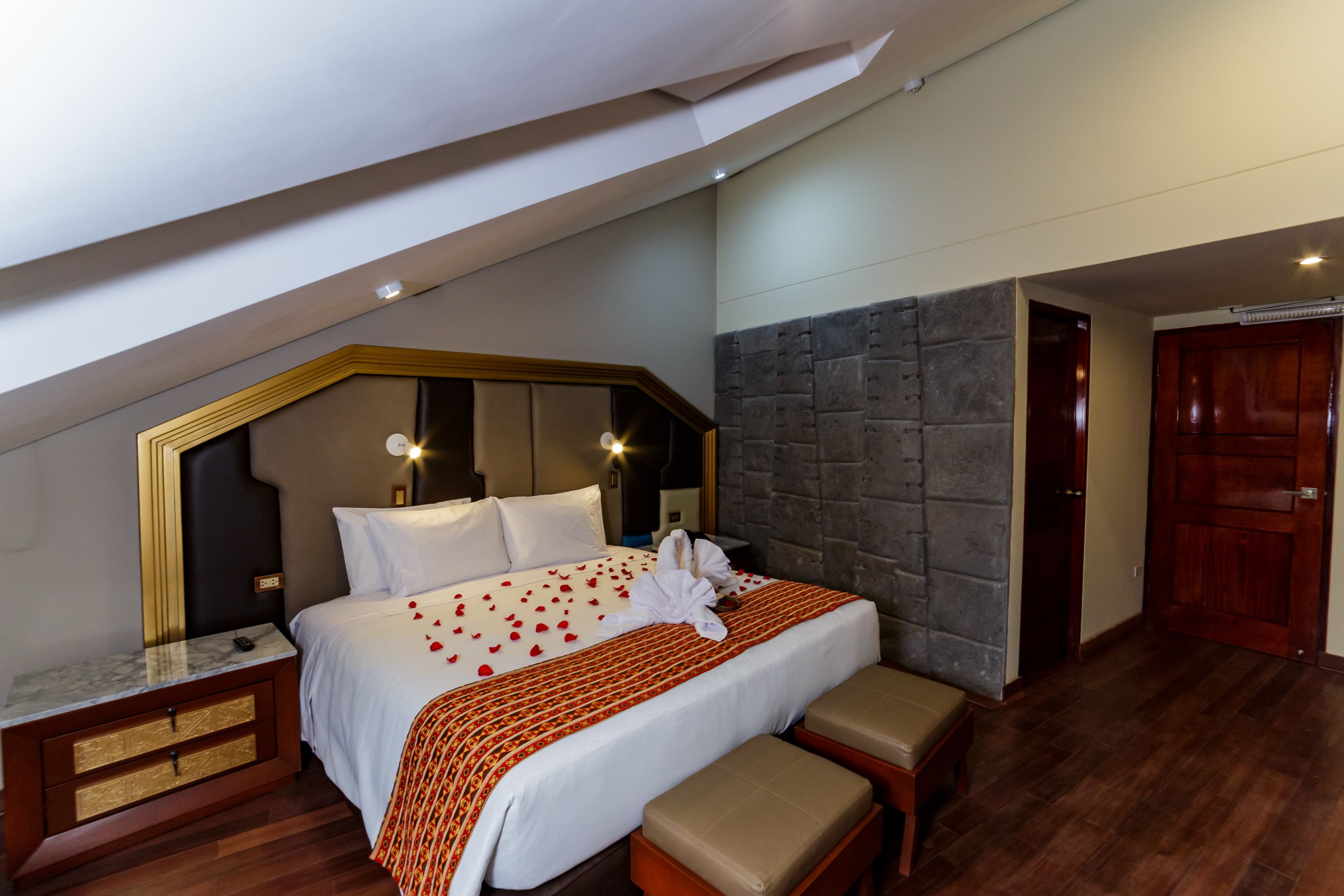 deluxe suite, 1 king bed | 1 bedroom, down duvets, select comfort beds, minibar