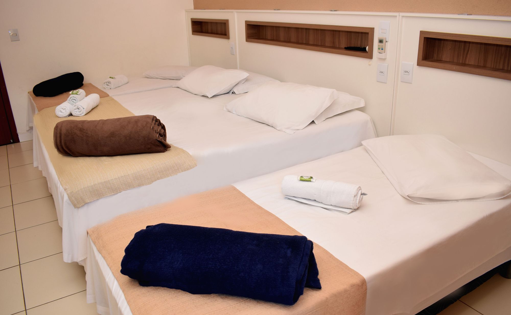 hypo-allergenic bedding, minibar, free wifi, bed sheets