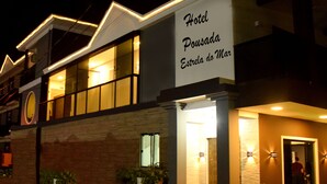 A hotel exterior with a sign reading "Hotel Pousada Estrela do Mar." - Hotel Pousada Estrela do Mar (Penha)