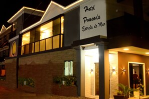 Fachada da propriedade à noite