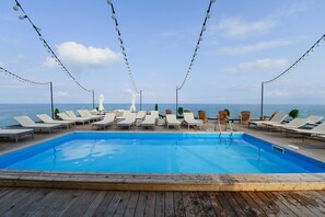 Outdoor pool - Euphoria Hotel (BATUMI)