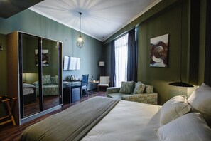 Minibar, in-room safe, desk, iron/ironing board - Euphoria Hotel (BATUMI)
