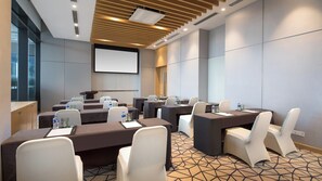 A conference room with tables, chairs, a projector screen, and a large window. - Holiday Inn Express Suzhou Taihu Lake by IHG (Suzhou)