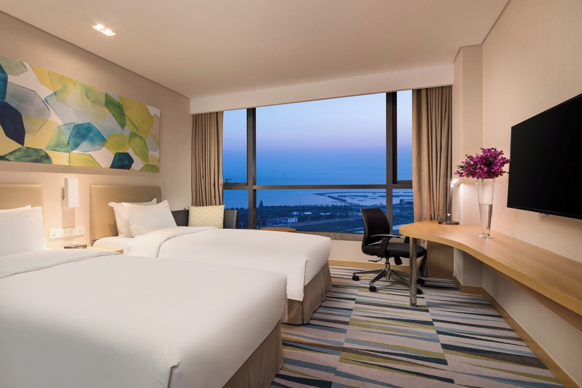 Standard Room, 2 Twin Beds, Lake View | Minibar, in-room safe, desk, blackout drapes