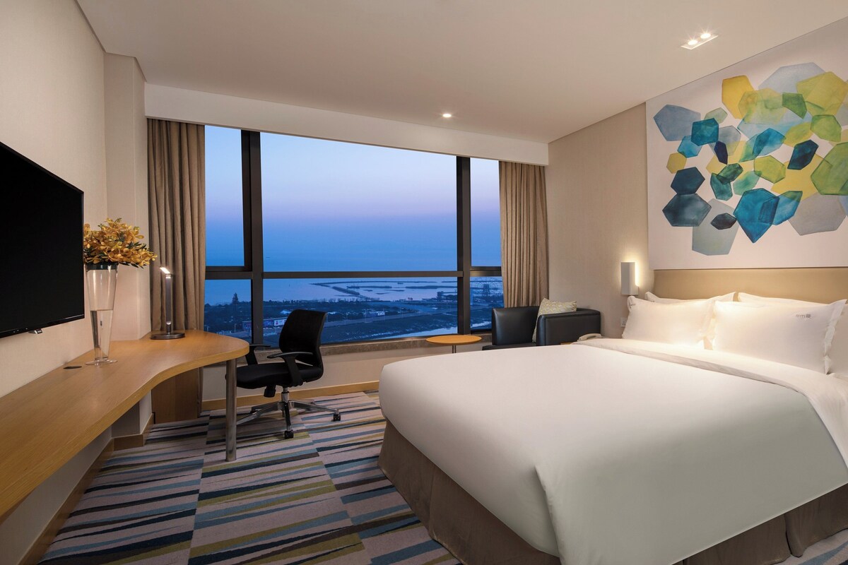 Standard Room, 1 Queen Bed, Lake View | Minibar, in-room safe, desk, blackout drapes