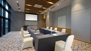 A conference room with a long table, white chairs, and a projector screen. - Holiday Inn Express Suzhou Taihu Lake by IHG (Suzhou)