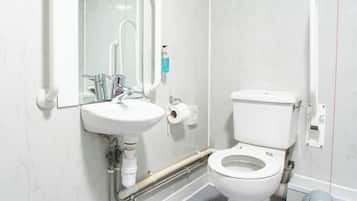 Doppelzimmer, barrierefrei, ohne Fenster | Badezimmer