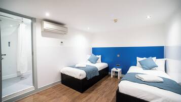 Zweibettzimmer, ohne Fenster | Bügeleisen/Bügelbrett, kostenloses WLAN, Bettwäsche, Rollstuhlgeeignet