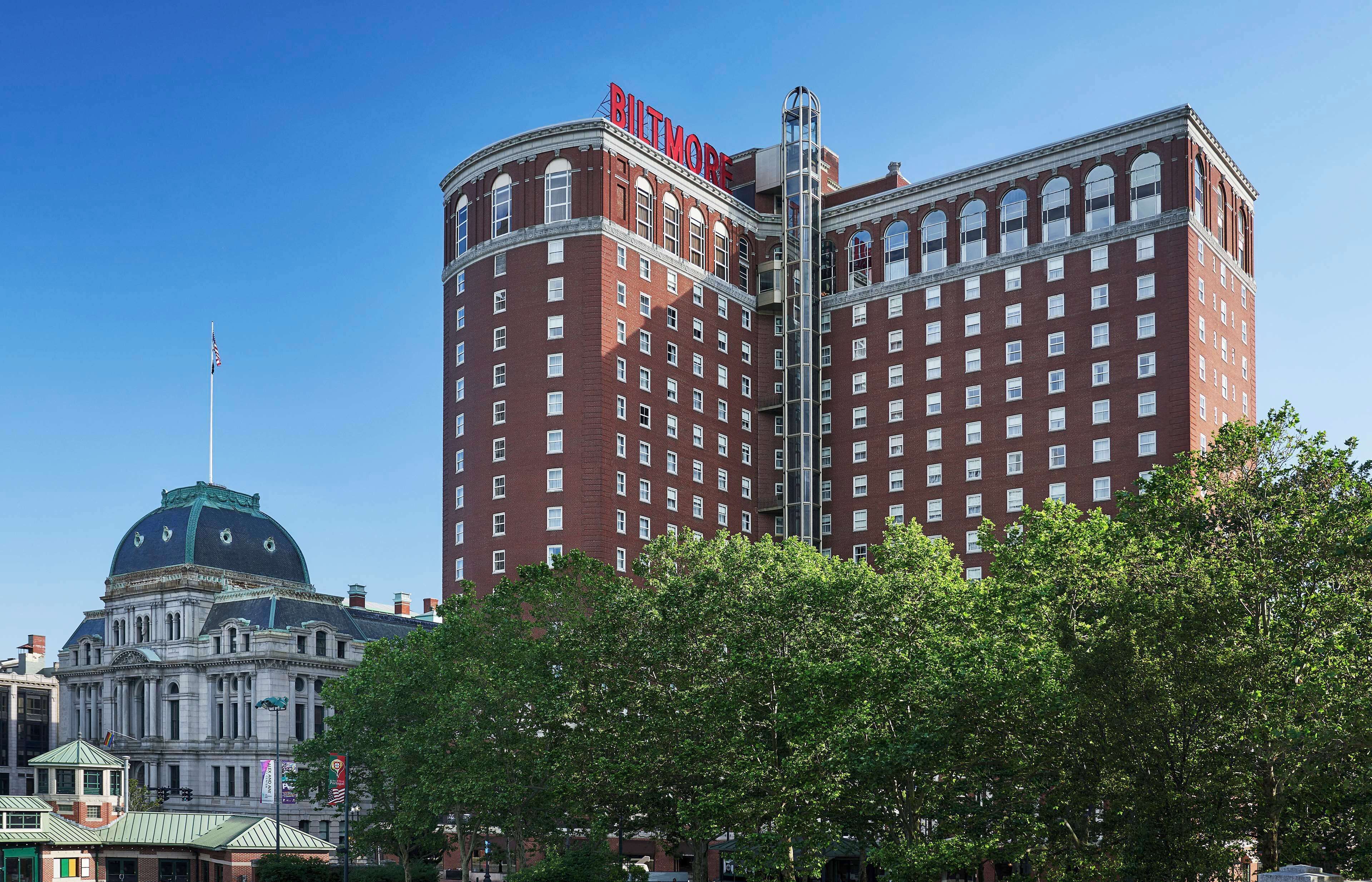 Un gran edificio de ladrillo con el nombre "Biltmore" en la parte superior.