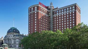 Un gran edificio de ladrillo con el nombre "Biltmore" en la parte superior.