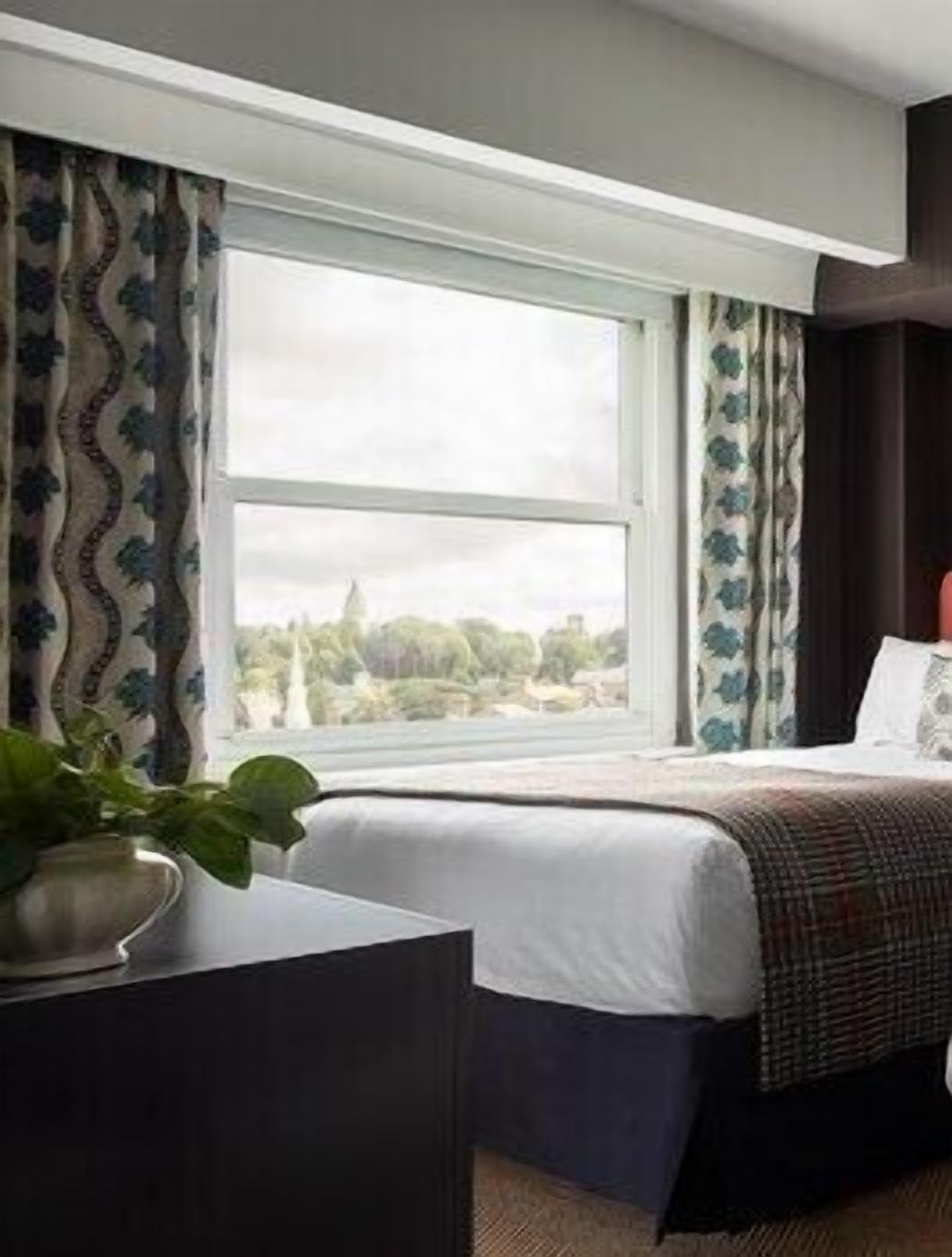 Sengetøy av topp kvalitet, senger med overmadrass og safe på rommet