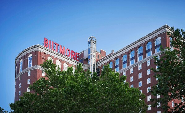 En stor byggnad i tegel, med namnet ”Biltmore” tydligt skrivet på fasaden.