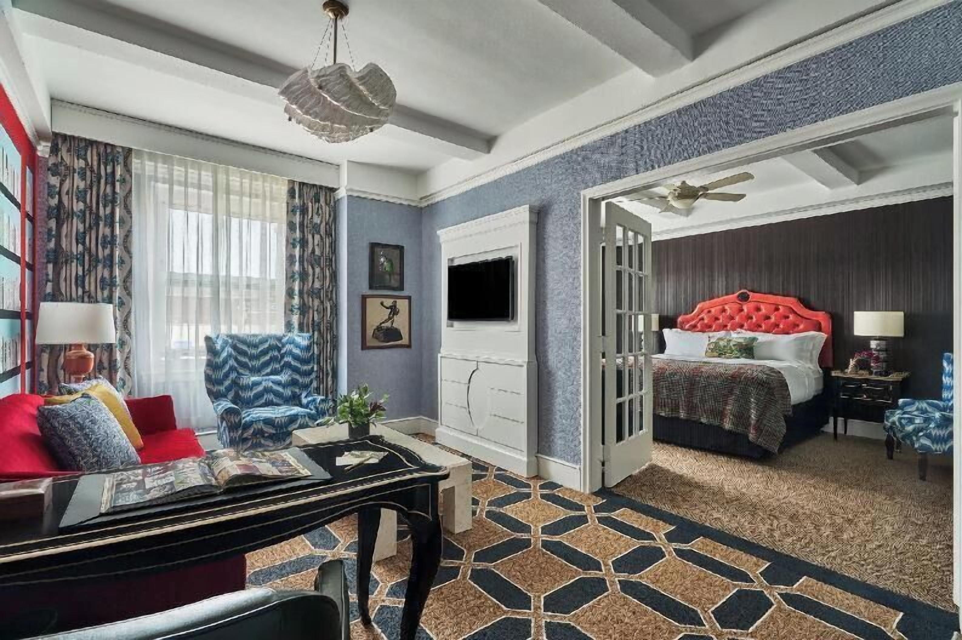 Sengetøy av topp kvalitet, senger med overmadrass og safe på rommet