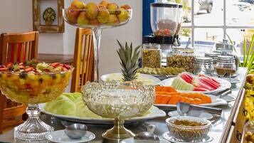 Café da manhã com buffet grátis todos os dias