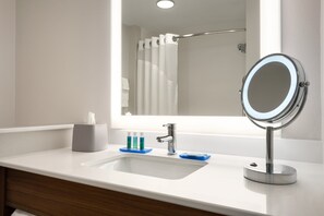 Articles de toilette (gratuits), séchoir à cheveux, serviettes fournies