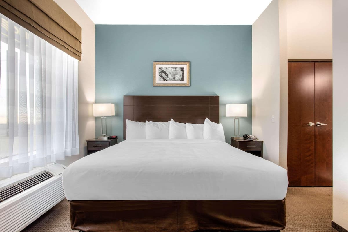 Desk, cribs (free), WiFi (surcharge), bed sheets